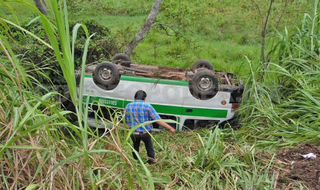 Volcadura de colectivo deja siete lesionados