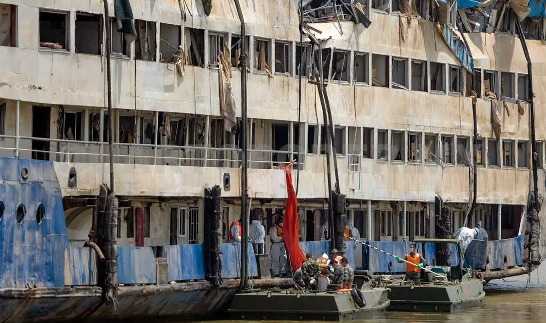 La cifra de decesos aumentó dramáticamente luego que los equipos de rescate enderezaron la nave hundida. AP