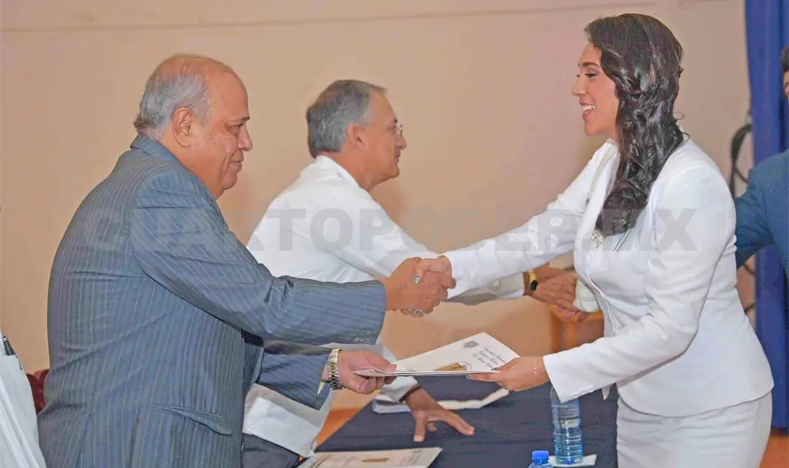 Carlos Eugenio Ruiz Hernández, rector de la Universidad Autónoma de Chiapas, entregó los certificados a los recién graduados. CP