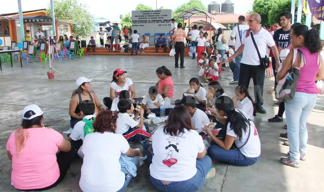 Estas actividades permiten integrar a maestros, padres de familia y alumnos en diferentes dinámicas que les permiten reforzar la comunicación y convivencia. CP