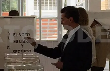 Peña Nieto ejerce su voto.