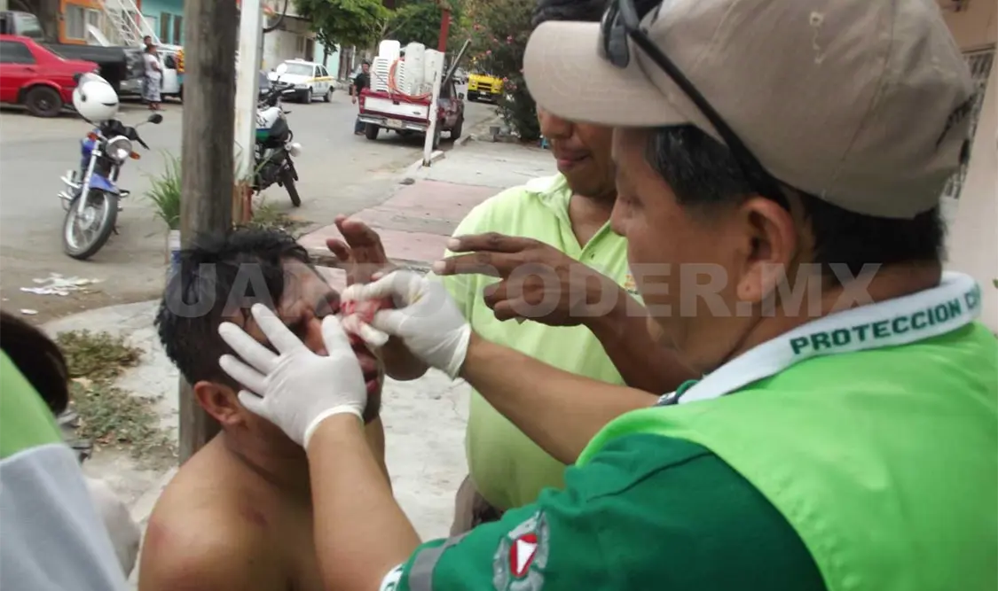 El joven lengua larga fue auxiliado por Protección Civil Municipal. A. Alegría / CP