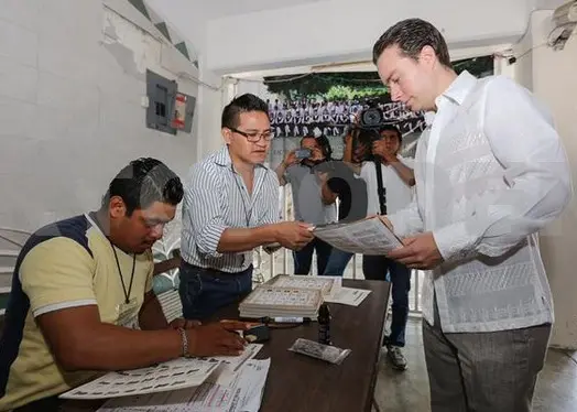 El gobernador emite su voto.