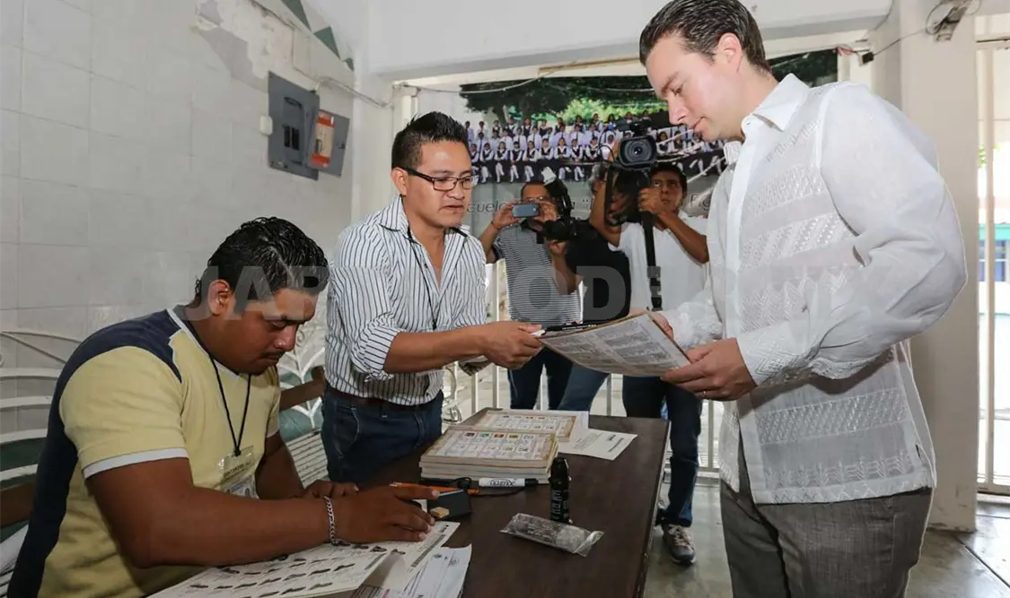 Como ciudadano, Manuel Velasco ejerce su voto