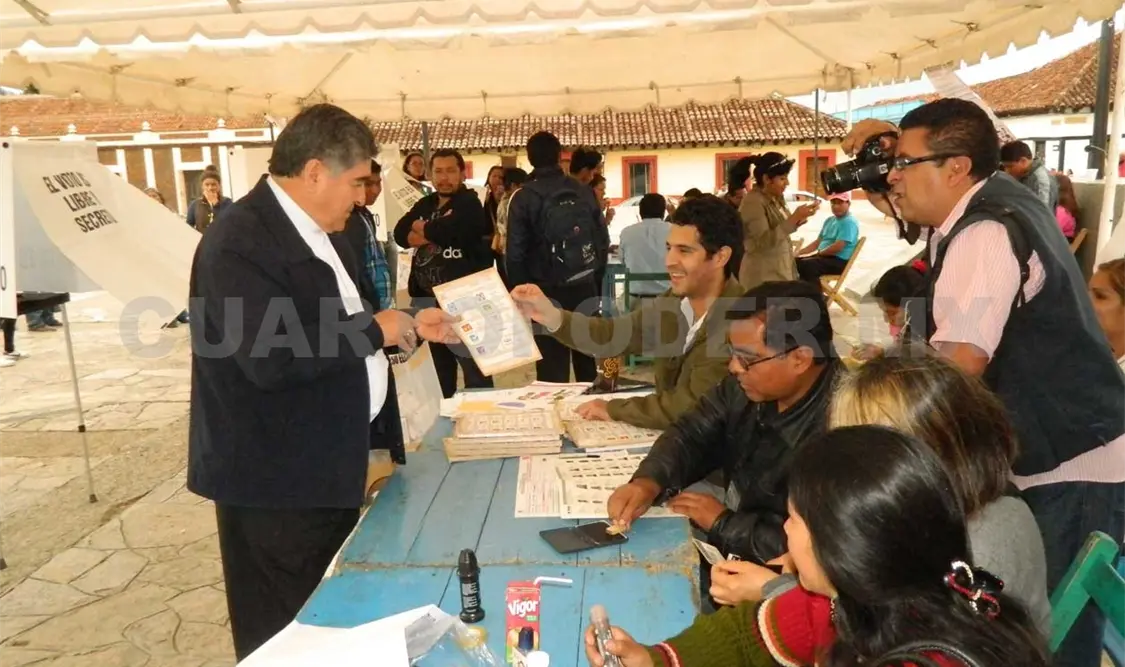 Felipe Arizmendi acude a las urnas para votar