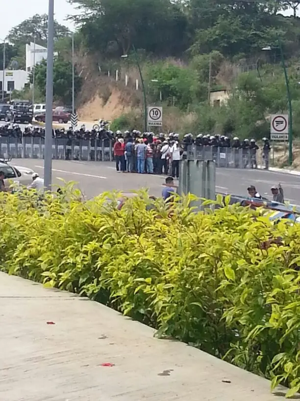 Elementos de la Policía Federal Preventiva se mantienen atentos al pretendido bloqueo magisterial en la autopista a San Cristóbal de las Casas. Cortesía. CP