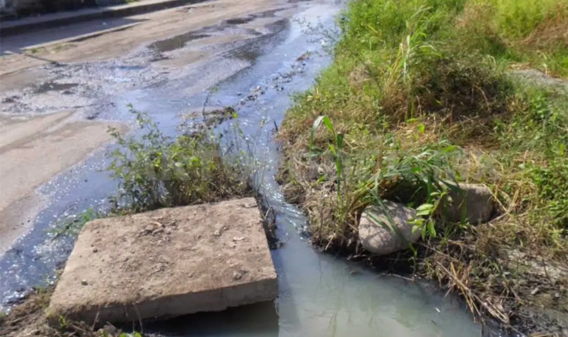 Vecinos claman ayuda tras 7 días de “río de aguas negras”