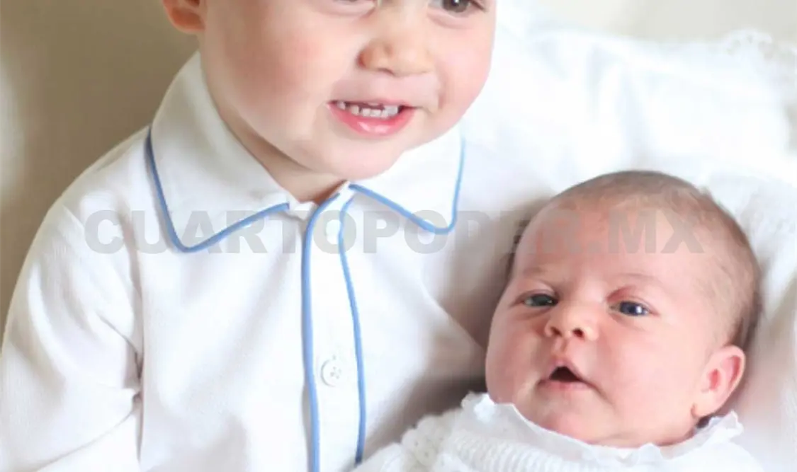Príncipe Jorge posa junto a la pequeña Carlota