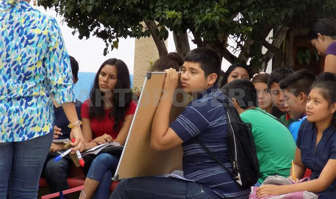 Dan clases en el parque central
