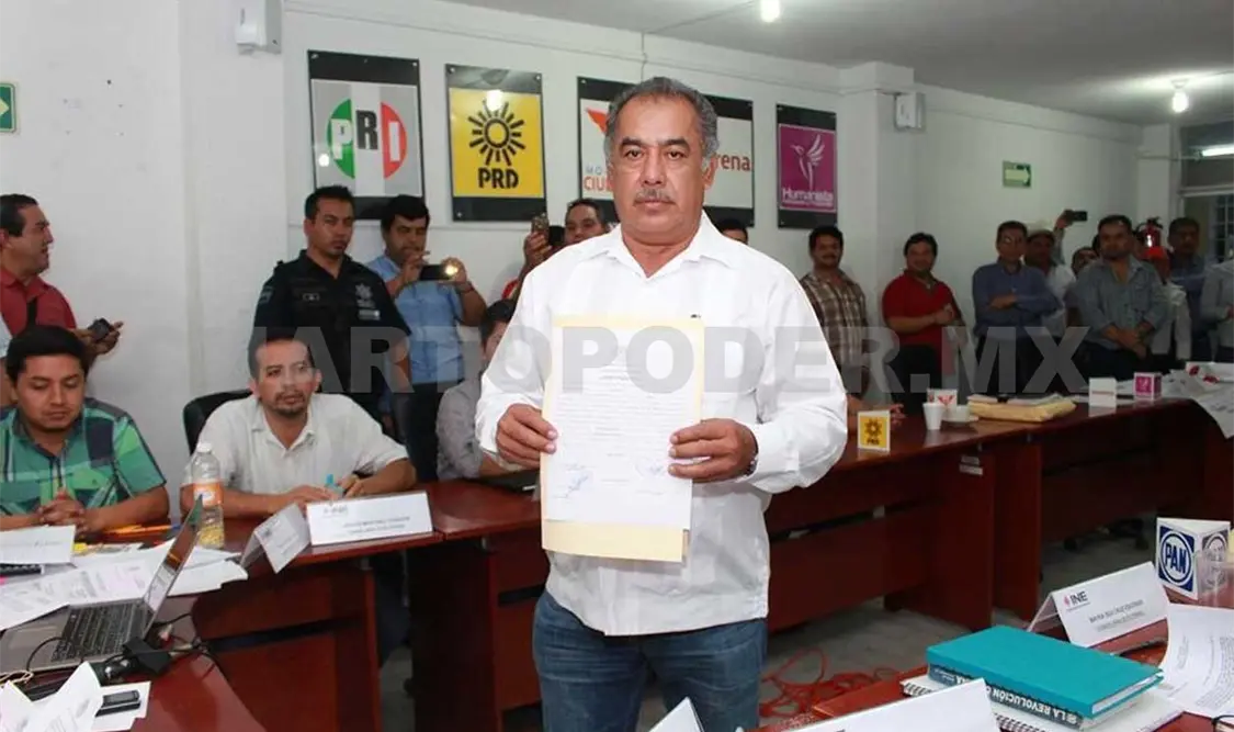 Diputado electo recibe constancia de mayoría