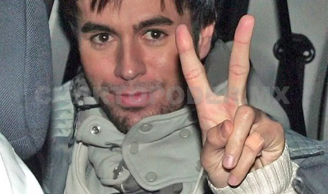 Enrique Iglesias muestra su mano