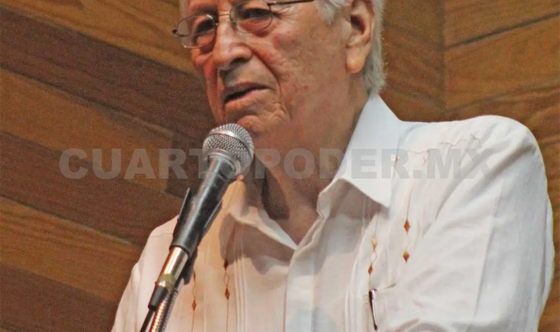 El escritor Javier Espinosa Mandujano