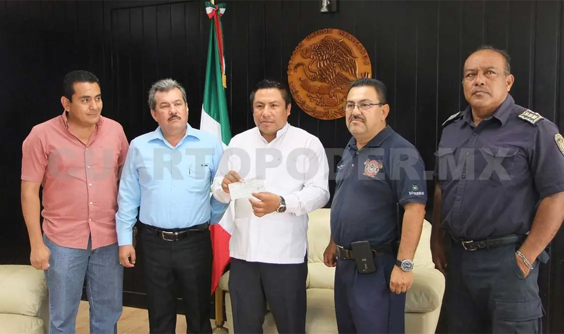 Entregan cheque 33 a Bomberos
