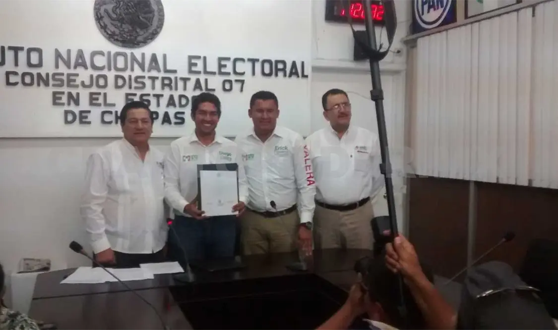 Entregan constancia de mayoría a diputado electo