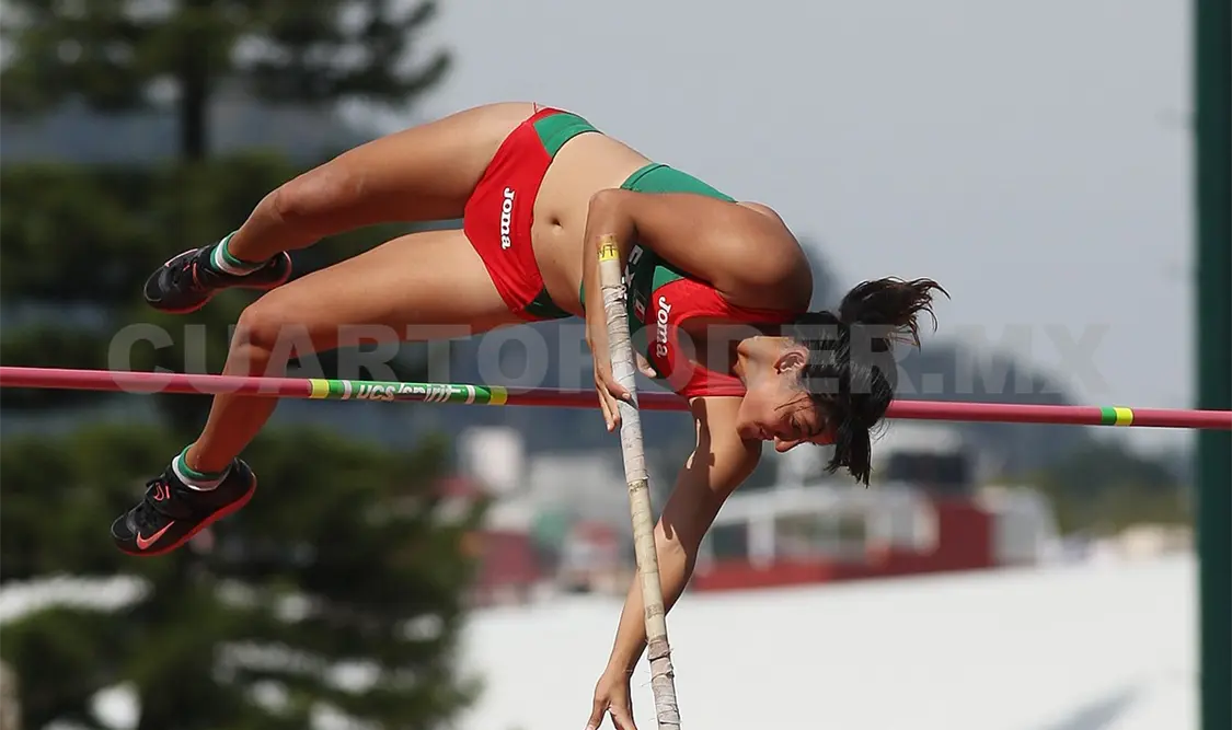 La atleta chiapaneca logró sumar un nuevo récord nacional en el salto con garrocha en México al lograr un registro de 4.13 metros. Cortesía