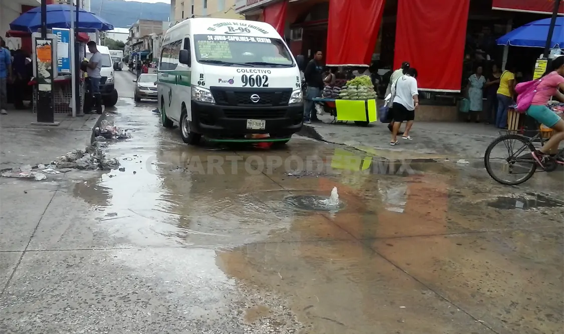 Persiste los drenajes azolvados en la zona centro de Tuxtla Gutiérrez. Sergio Granda. CP