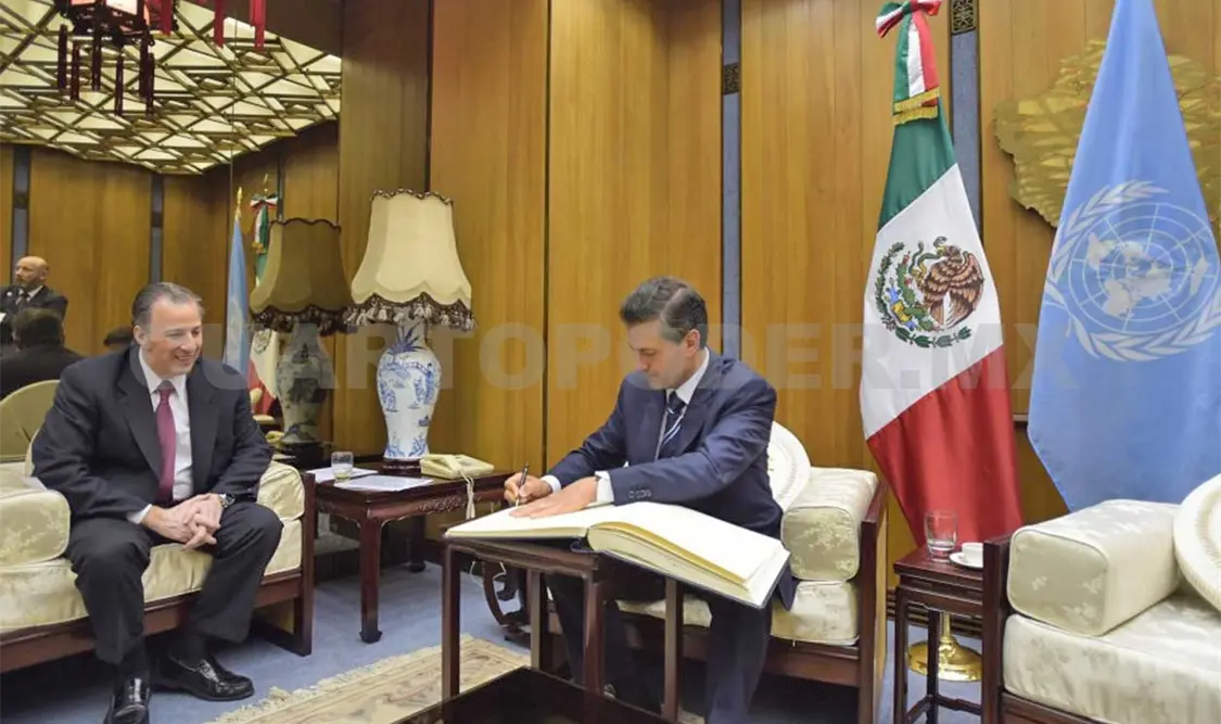 Acompañado por el titular de la SRE, Meade Kuribreña, el presidente firmó un compromiso para combatir la pobreza y otros problemas que afectan al mundo. Fotos: Presidencia