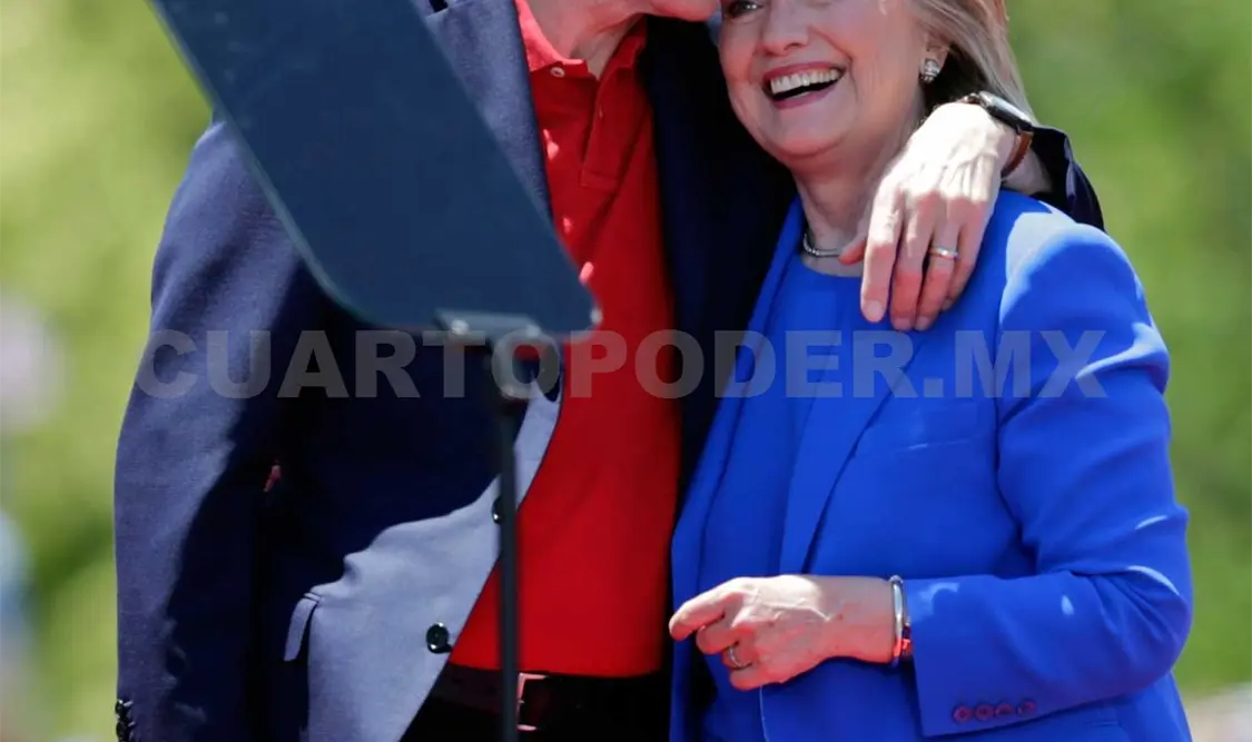 Clinton estuvo acompañada por su esposo el expresidente William Clinton. AP