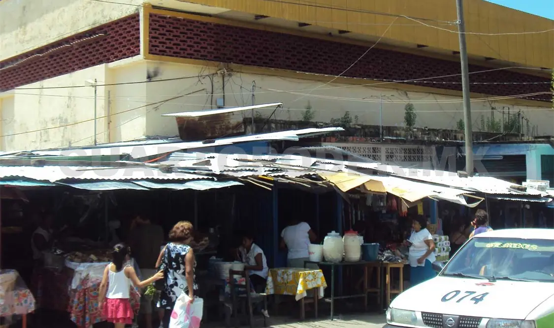 Aspecto del ambulantaje a las afueras del mercado. Noel Vázquez / CP