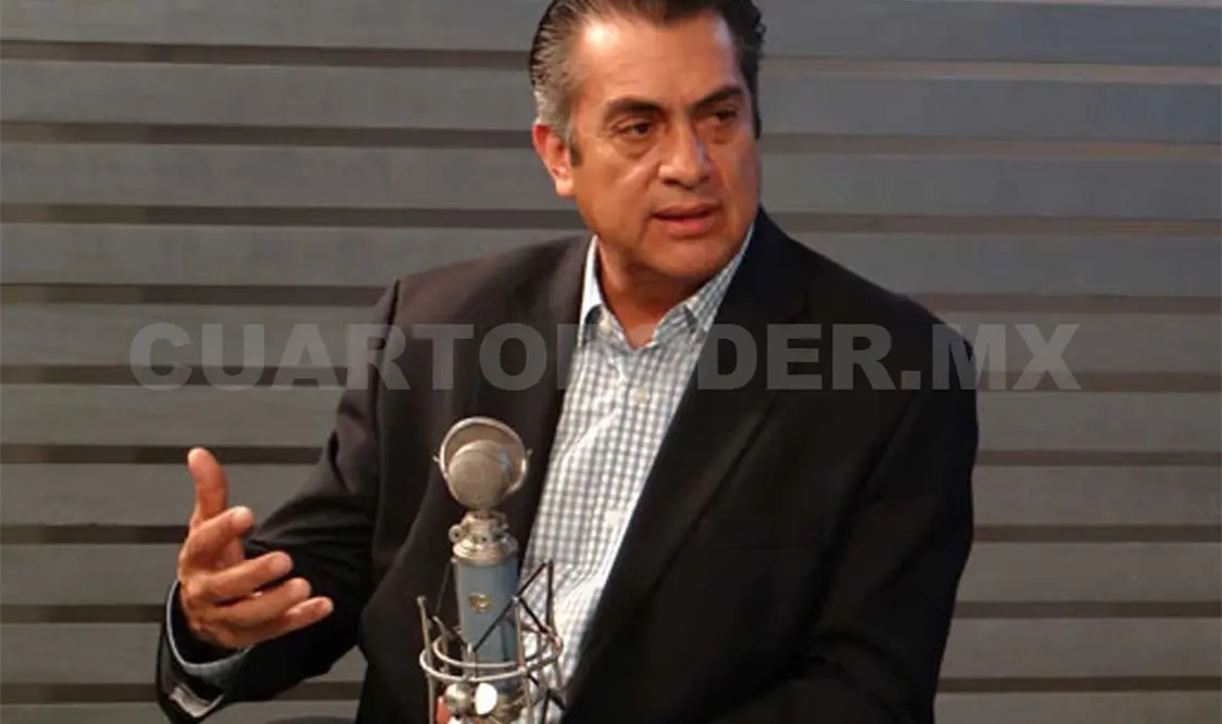 Jaime Rodríguez Calderón recibió el documento en acompañado de su familia. Agencias
