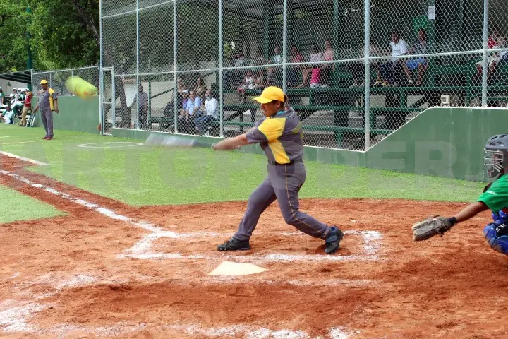 El equipo de Coatzacoalcos se llevó por 10 carreras a 2 el Cuadrangular de Softbol Femenil frente a la novena de Tucanes de Chiapas. Alejandro Aguilar / CP