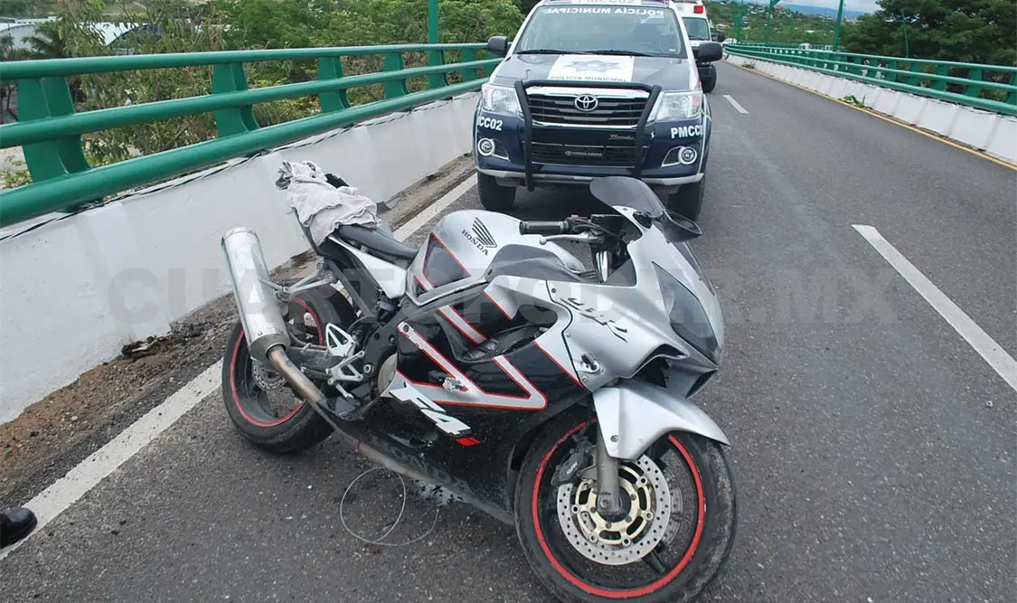 La motocicleta derrapó en el distribuidor vial “El Trébol”, en la entrada oriente de la ciudad capital. Rafael Cabrera / CP
