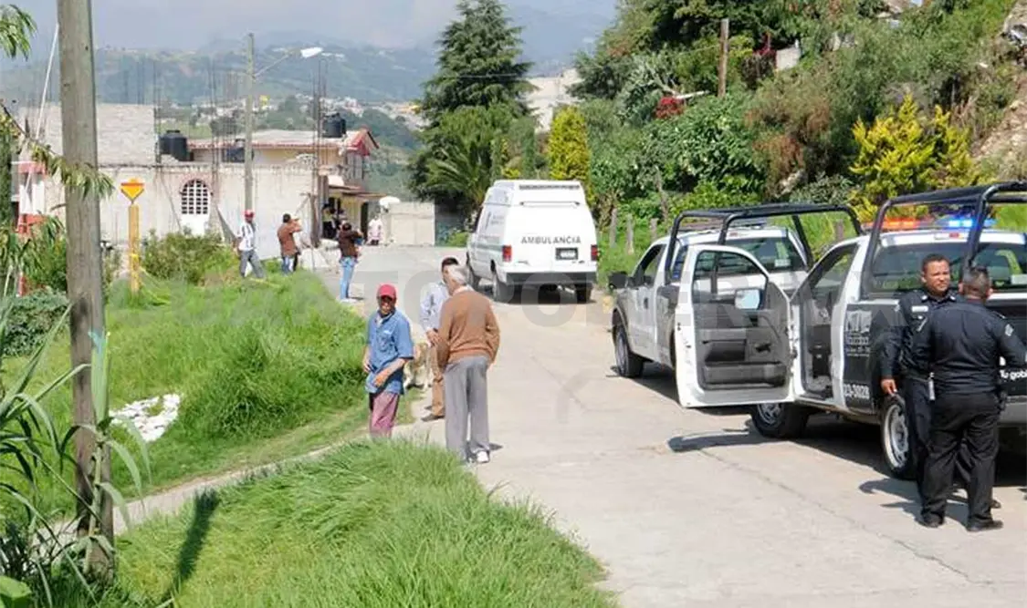 Movilización policial y de paramédicos en el municipio de Naucalpan, donde fueron localizados tres hombres calcinados. El Universal