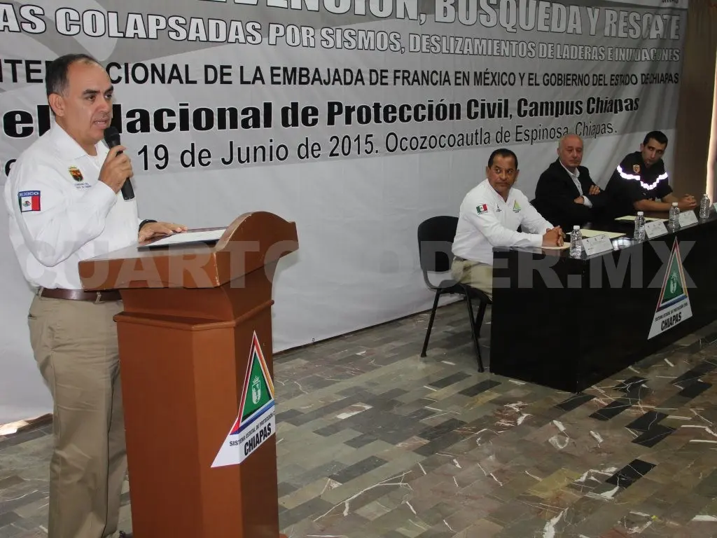 Luis Manuel García Moreno, titular de Protección Civil de Chiapas, preside el inicio de un curso impartido por franceses en la entidad. Cortesía. CP