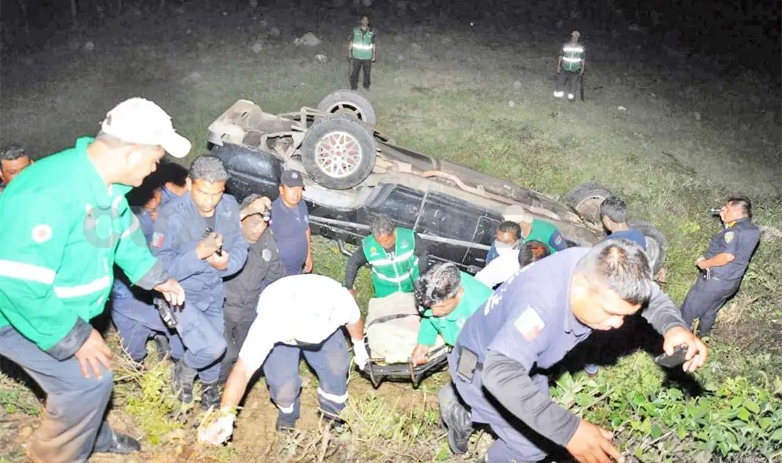 Muere automovilista en volcadura