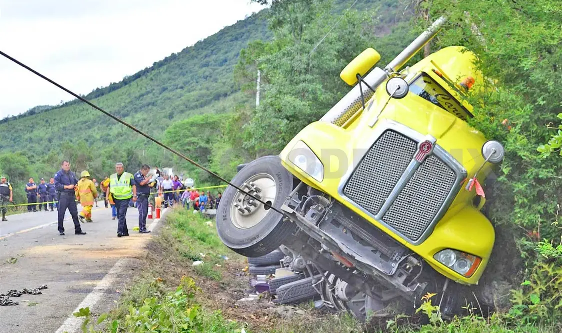 Vuelca pipa cargada de gasolina