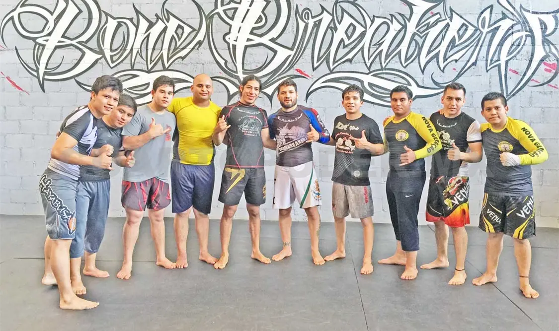 Exitosa clínica de artes marciales mixtas