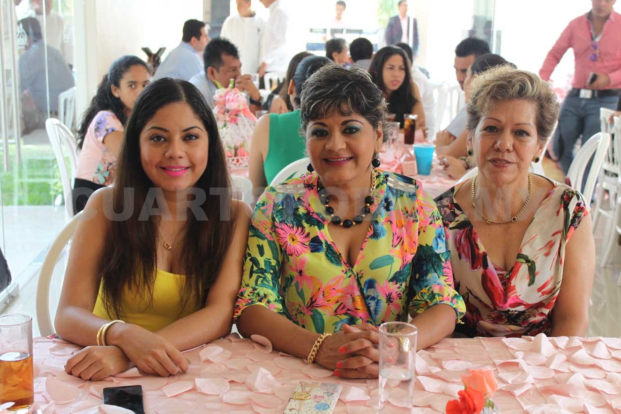 Karina recibió el bautismo