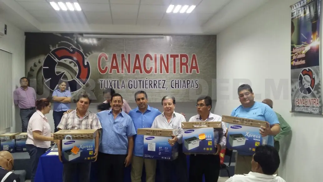 Socios de Canacintra Tuxtla, recibieron apoyos en paquetes informáticos para facilitar sus actividades empresariales. Cortesía. CP