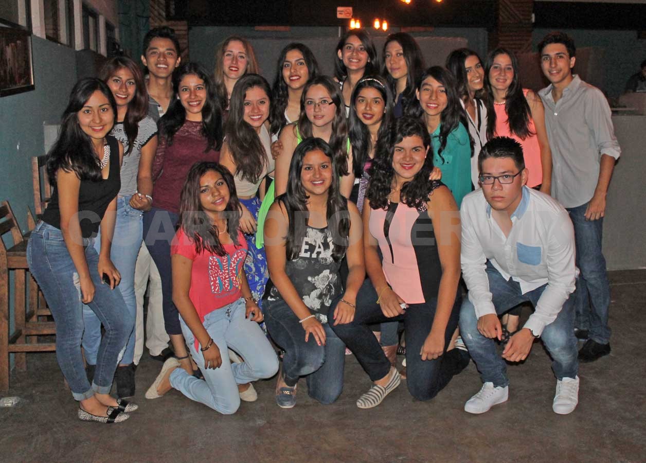Corinne festejó con sus amigos