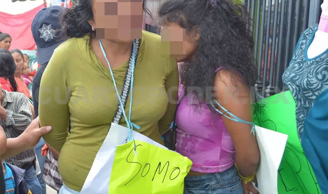 Amarran a dos mujeres