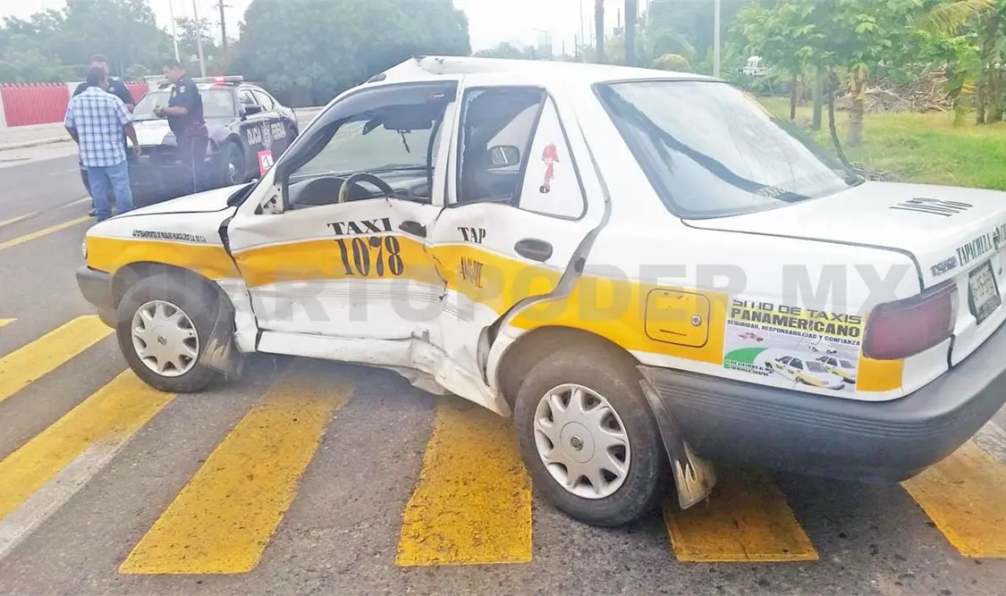 Dos choques de taxis dejan daños materiales