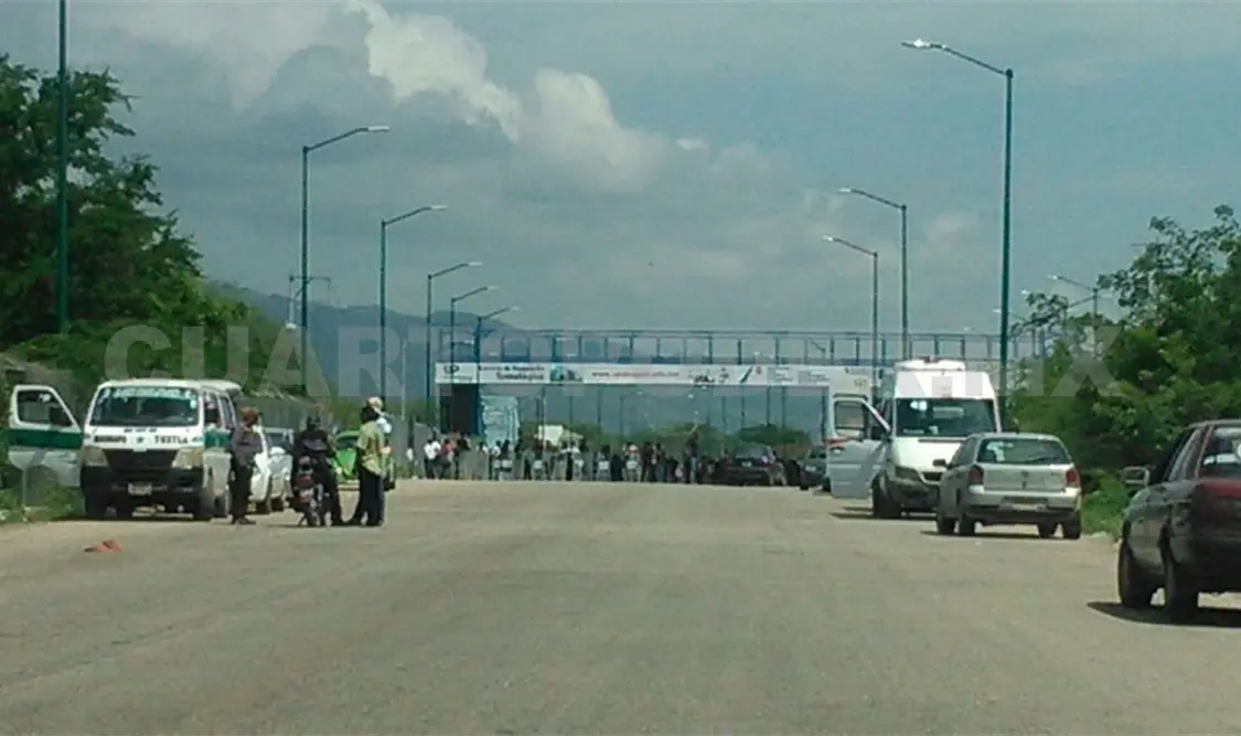 Maestros fueron desalojados de sus protestas contra la Evaluación magisterial en Suchiapa. Sergio Granda / CP