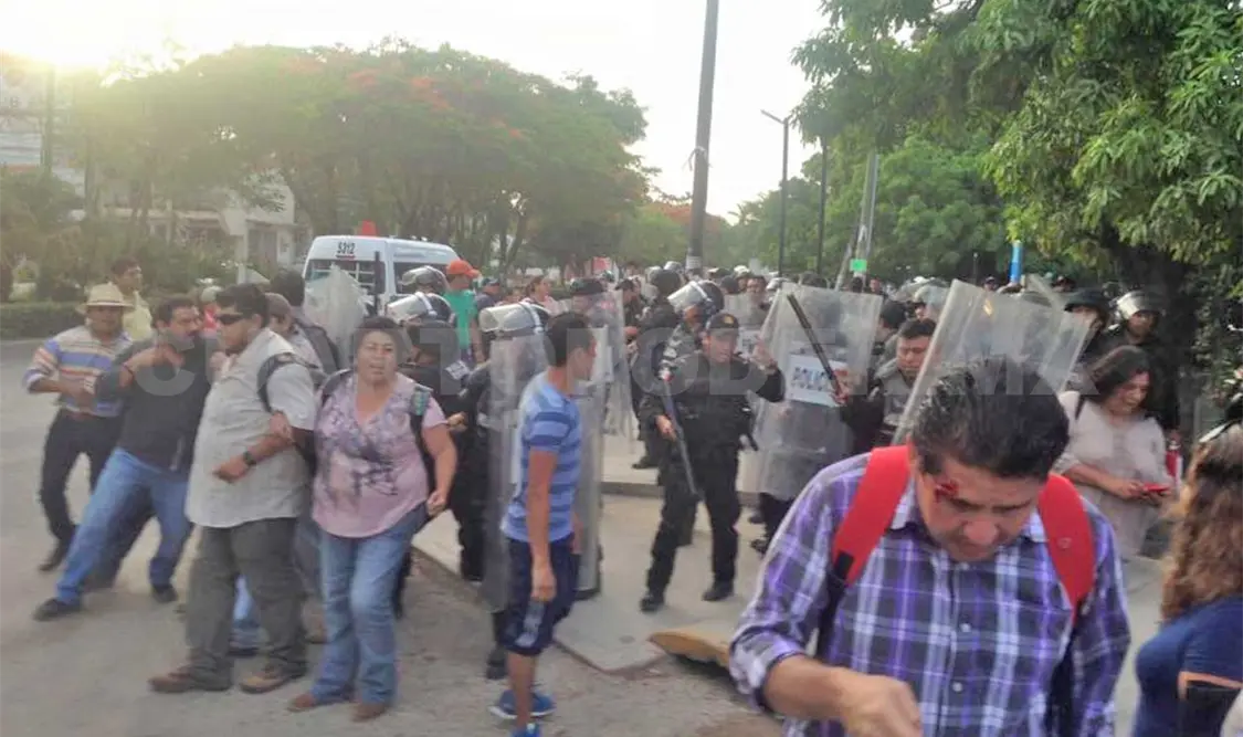 Los maestros huelguistas se toparon con elementos de la policía estatal y federal, quienes al ser agredidos lanzaron gases lacrimógenos y detuvieron a dos maestros. CP