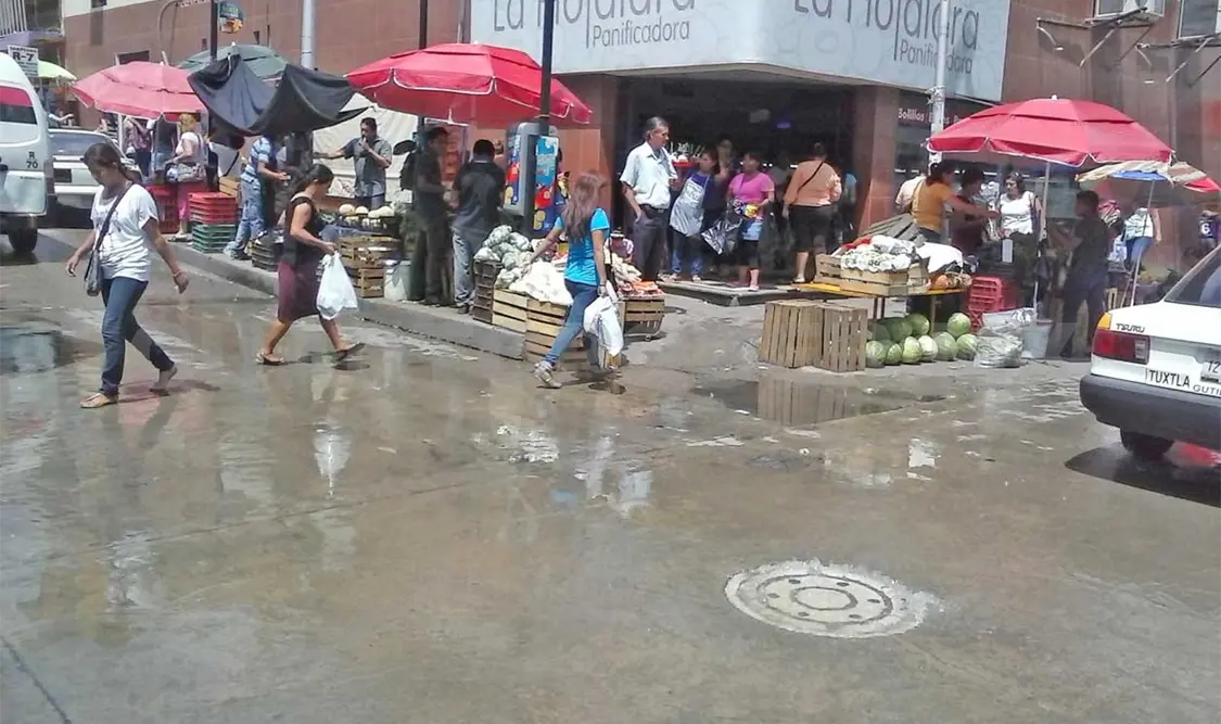 Drenaje azolvado en crucero de calle 1ª Oriente y avenida 4ª Sur. Sergio Granda / CP
