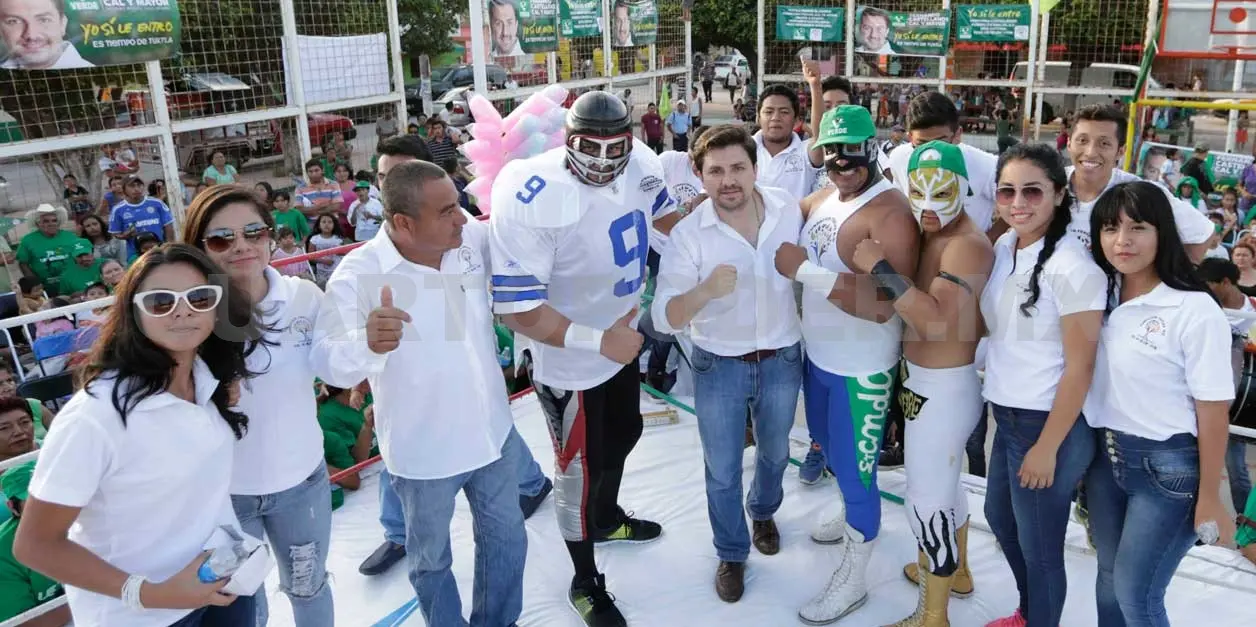 El aspirante a la alcaldía por Tuxtla en el ring con luchadores. CP