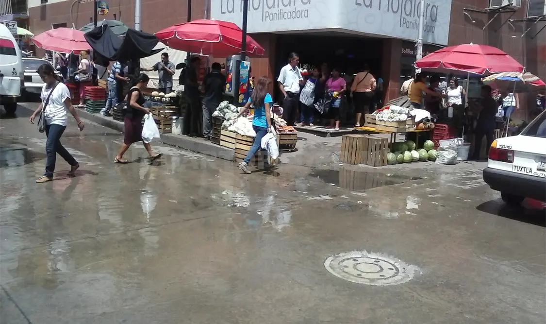 Crece el malestar de locatarios y comerciantes por drenaje azolvado y fuga de aguas negras en la zona de mercados tuxtlecos. Sergio Granda. CP