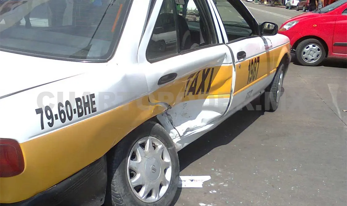 Así quedó el taxi, con el golpe en el costado derecho, portezuela trasera. A. Alegría / CP