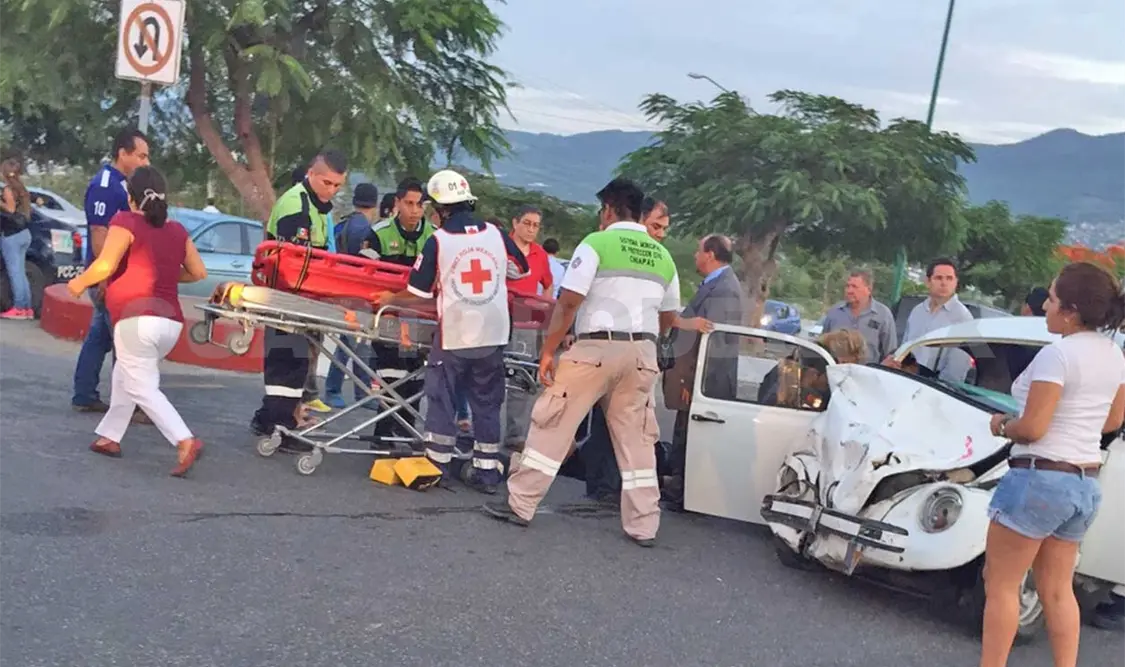 Choca vocho contra camioneta en el Libramiento Norte de Tuxtla Gutiérrez. Margarita Camas / CP