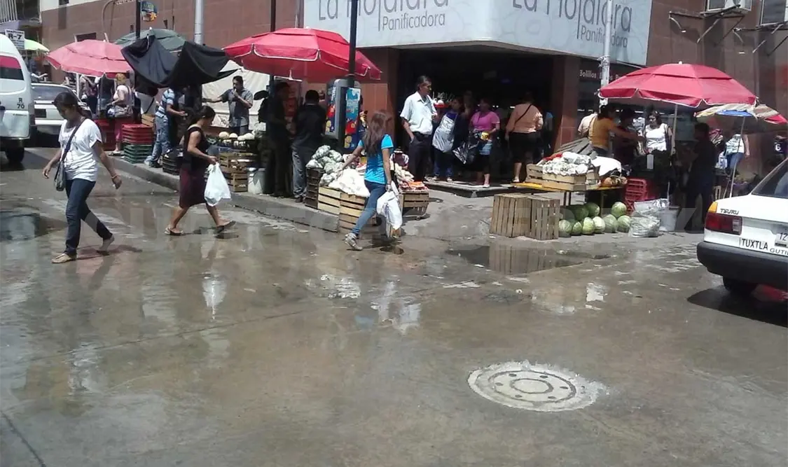 Sufren afectaciones por fuga de drenaje