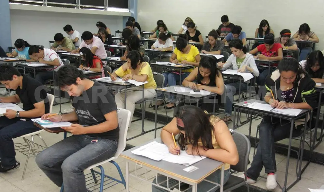 Lanza Reino Unido programa de becas