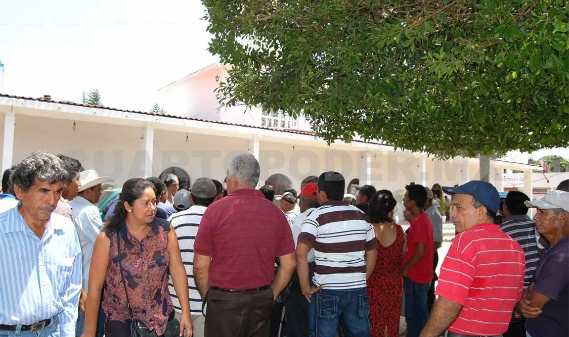 Campesinos toman la Presidencia de Tuxtla Chico