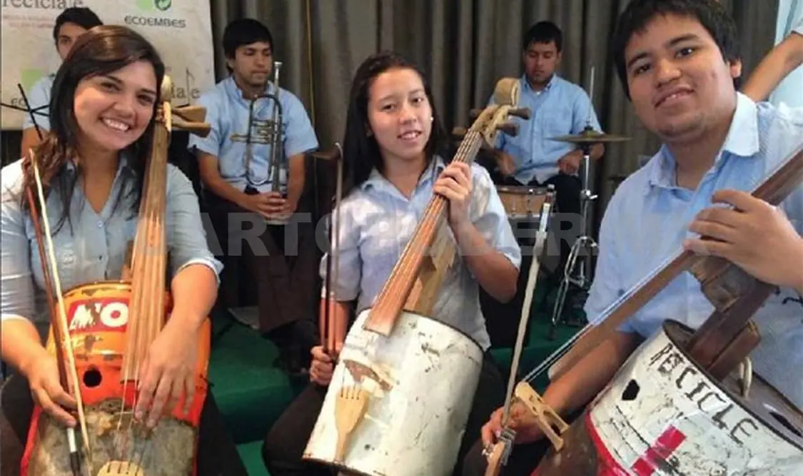 Orquesta crea música con basura