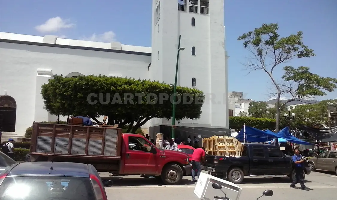 Luego de 24 días de inactividades, maestros se mudan del parque central, asegurando que en breve volverían a sus protestas gremiales. Sergio Granda. CP
