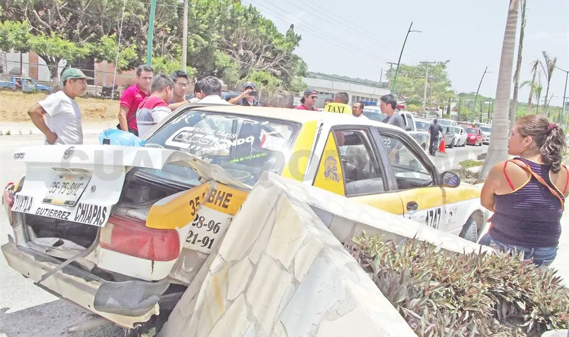 Taxi dañado por doble impacto