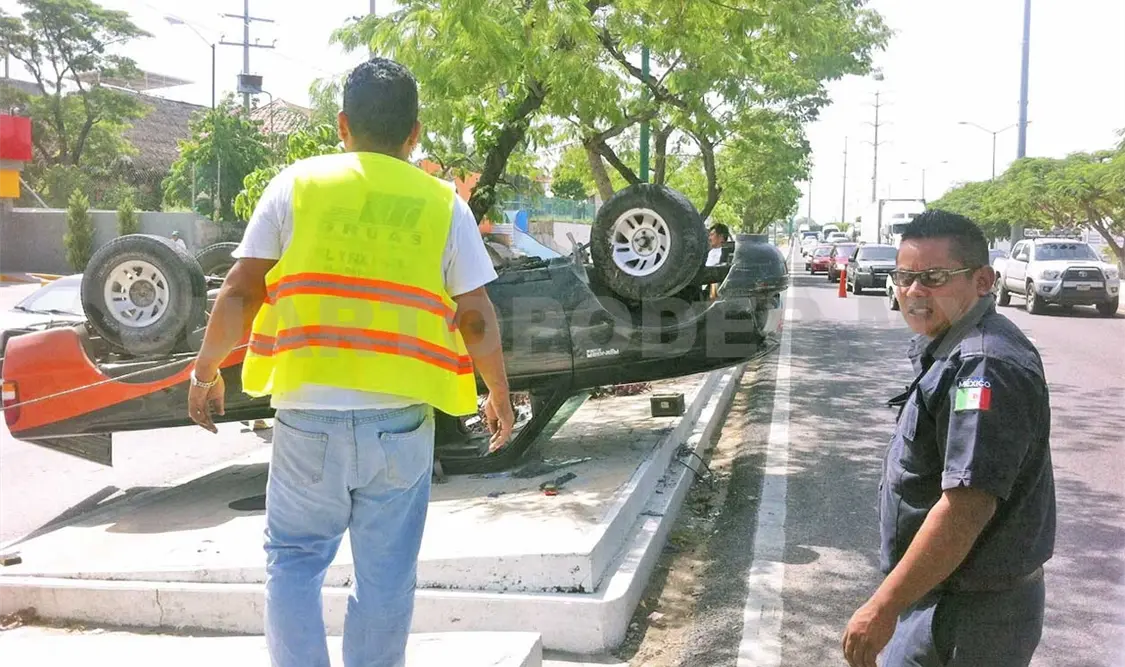 Vuelca al evitar arrollar a borracho
